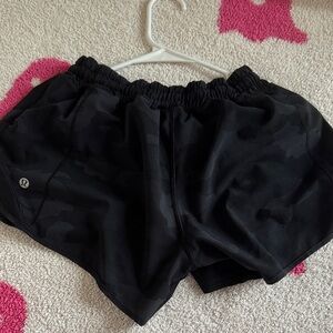 lululemon athletica Camo Black hotty hots size 6 4 inch